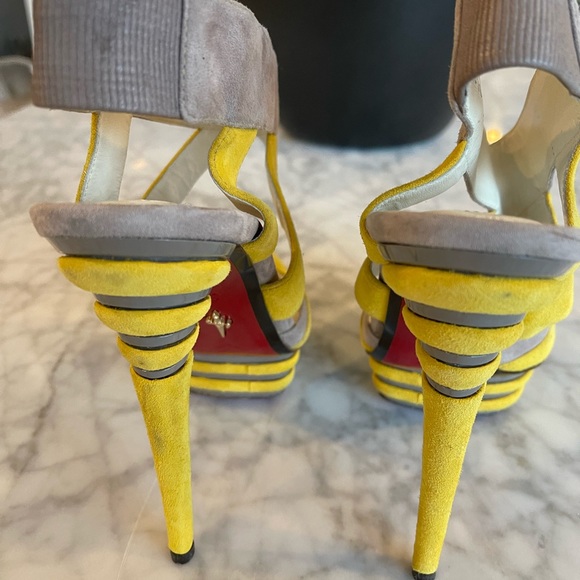 Rare Cesare Paciotti yellow suede heels with red bottom & dagger logo - Picture 5 of 8
